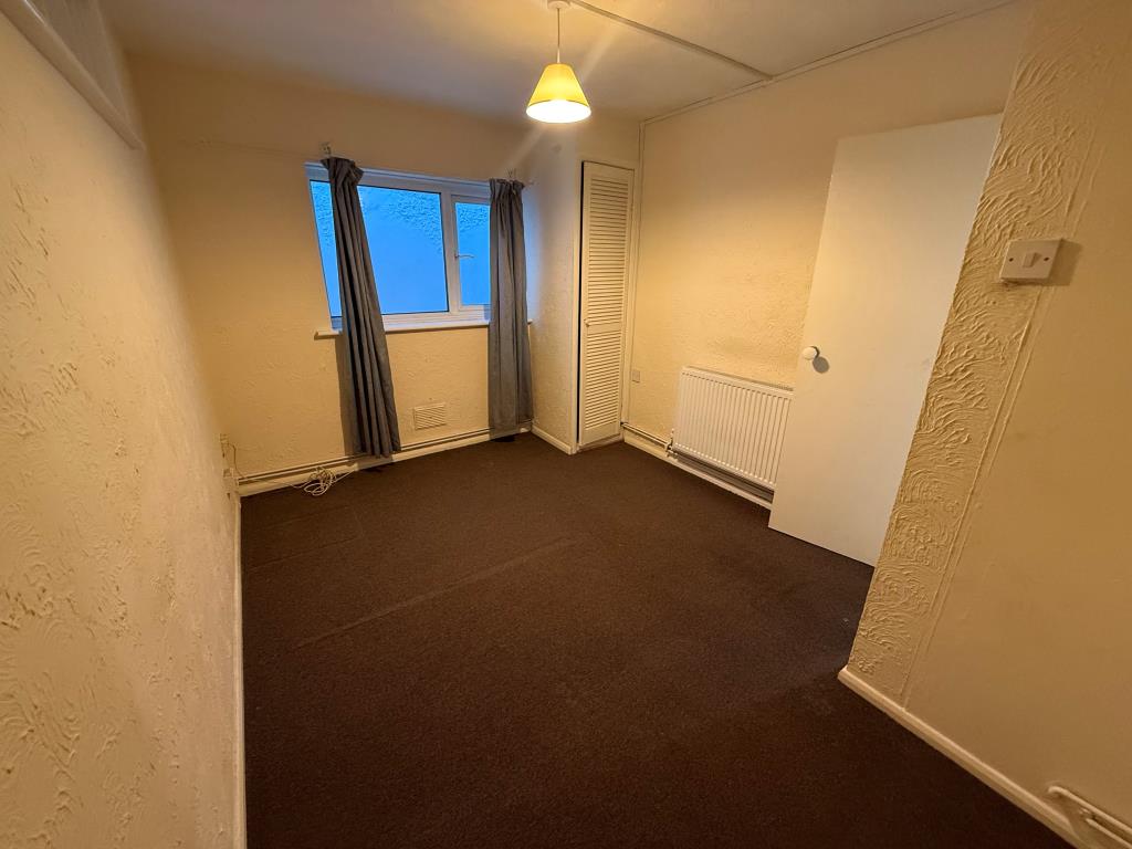 Lot: 96 - FREEHOLD BLOCK OF TWO FLATS - First floor bedroom